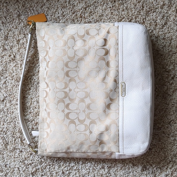 Gorgeous Coach Hobo - Picture 1 of 15